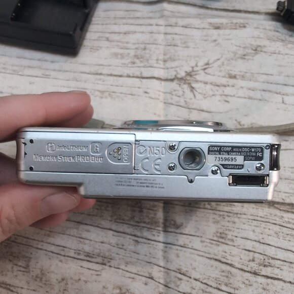 Sony Cyber-shot DSC-W170 Digital Camera Silver 10.1MP + Charger & Case - Picture 9 of 10